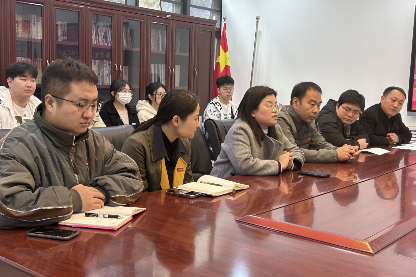 国际商学院党委召开“一站式社区”东六临时党、团支部成立大会