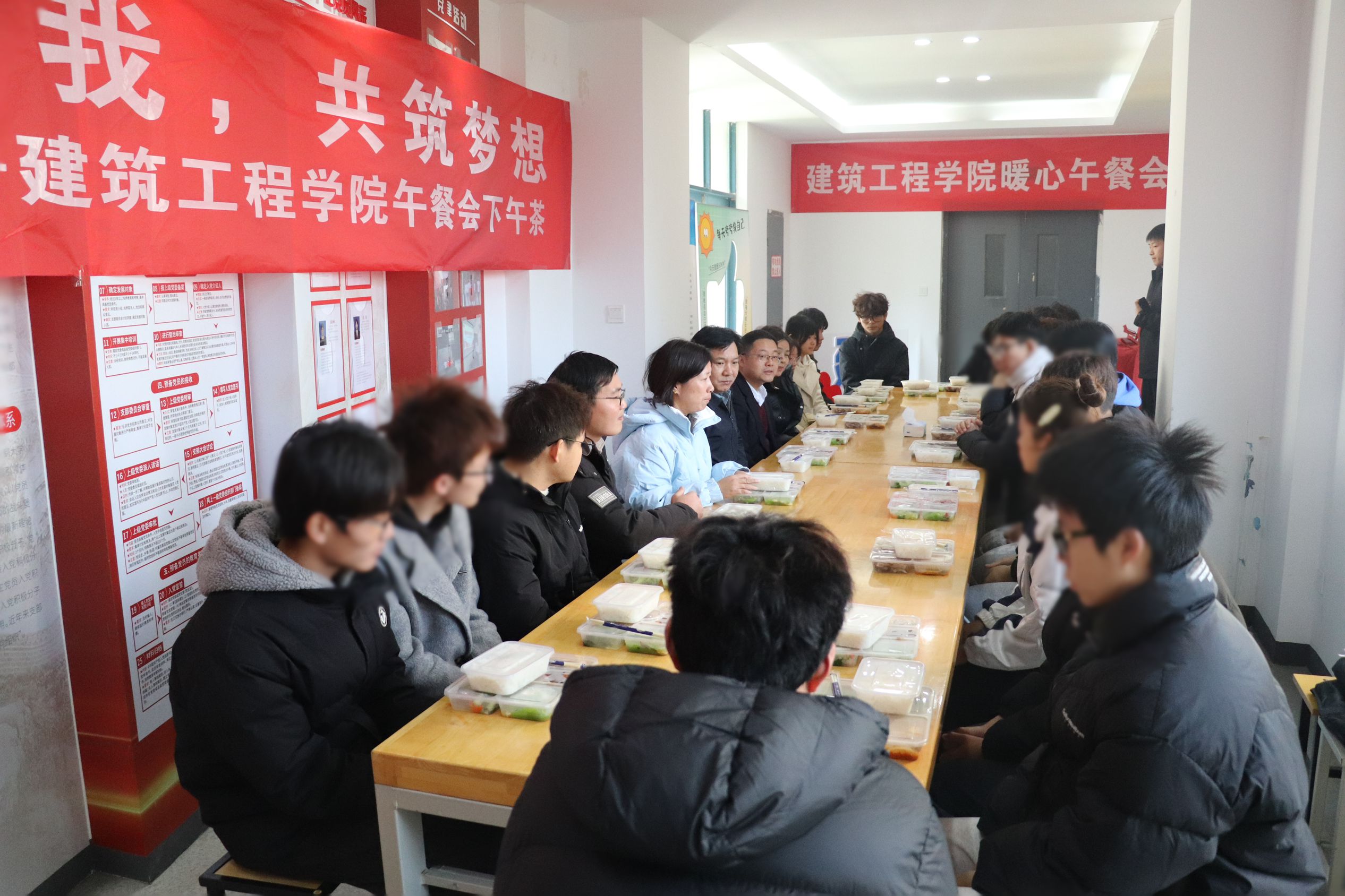 12.19张书记彭书记与贫困生座谈.png