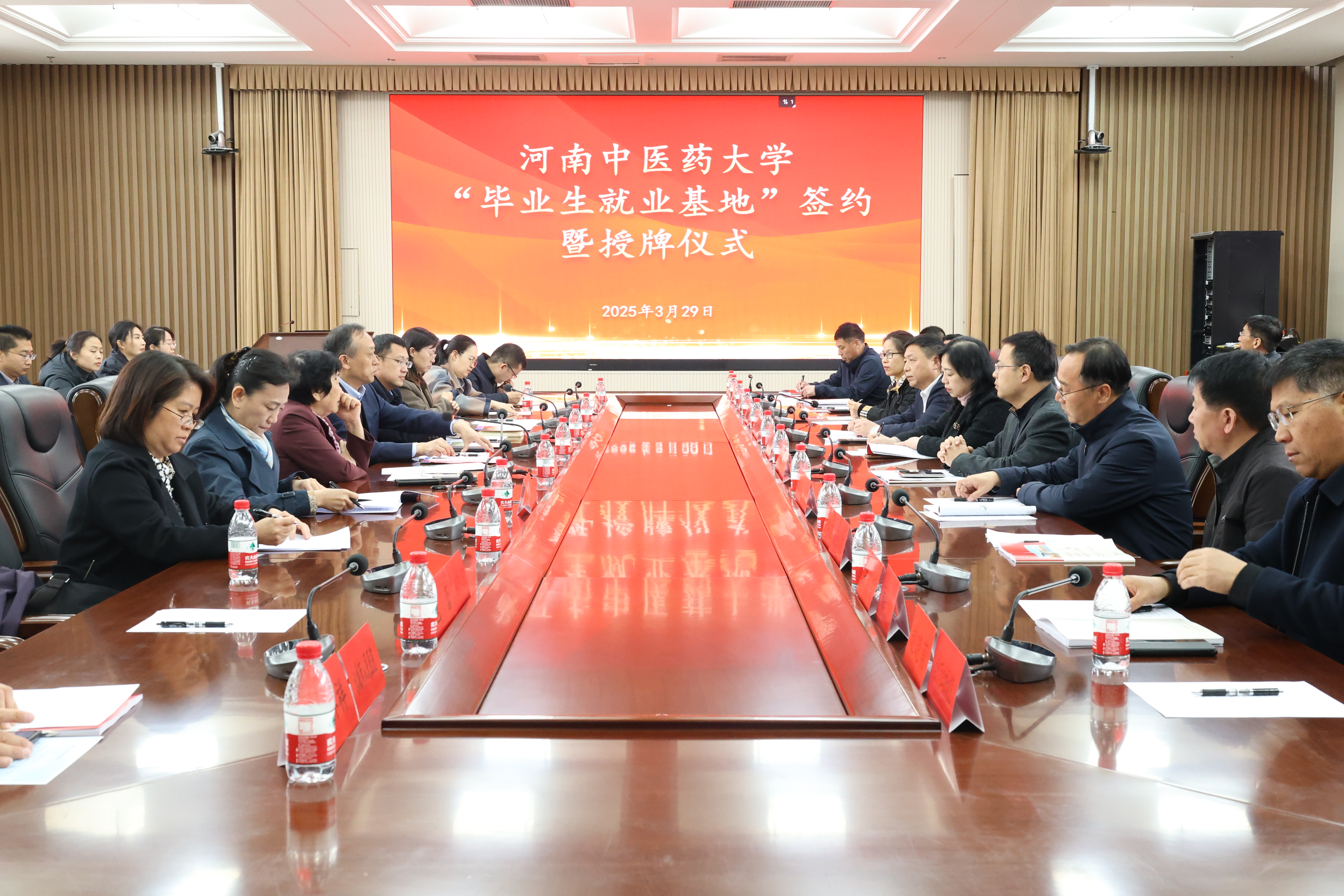 促就业就业基地签订.JPG