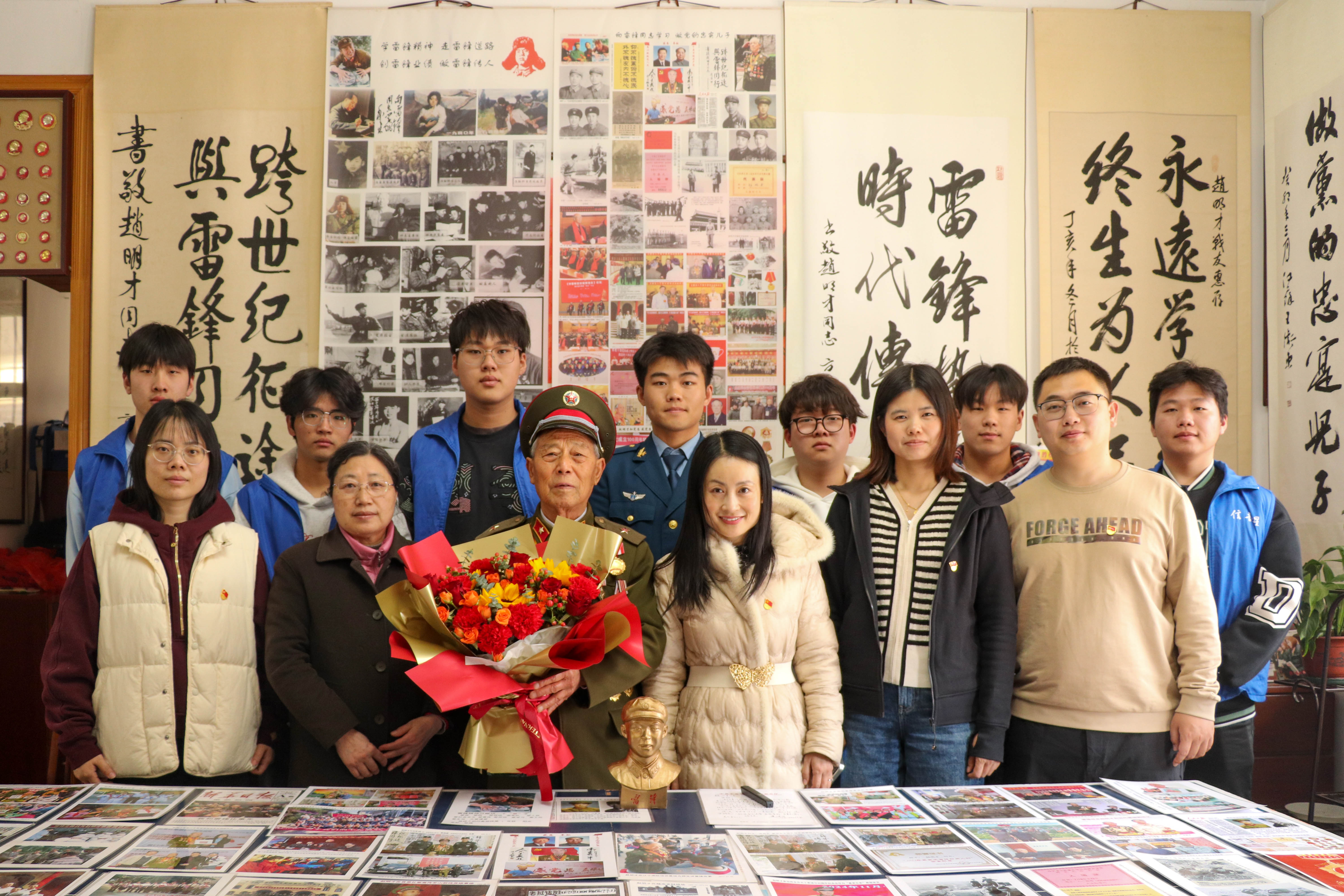 采访雷锋战友赵明才老人.jpg