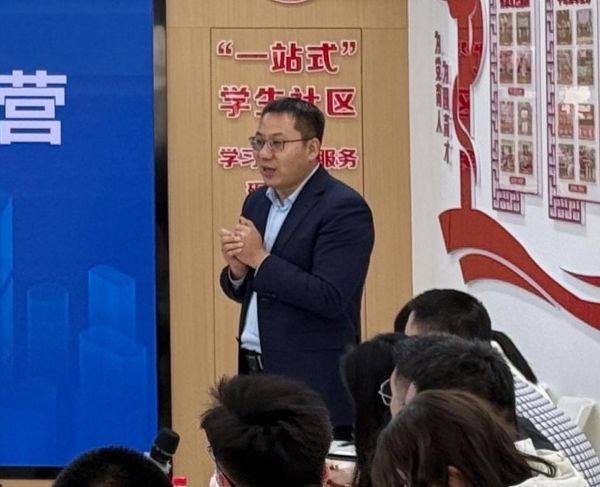 导师车志远为训练营学员做专题培训.jpg