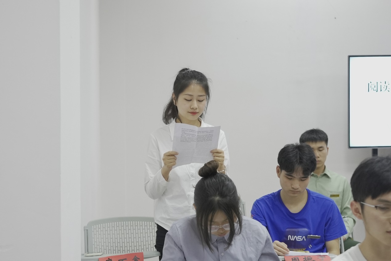 “阅”见未来 “读”具匠心——“我与校长共读一本书”读书沙龙活动1