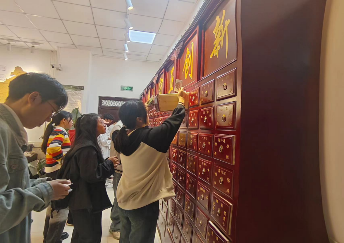 朋辈导师举办中药辨识活动.png