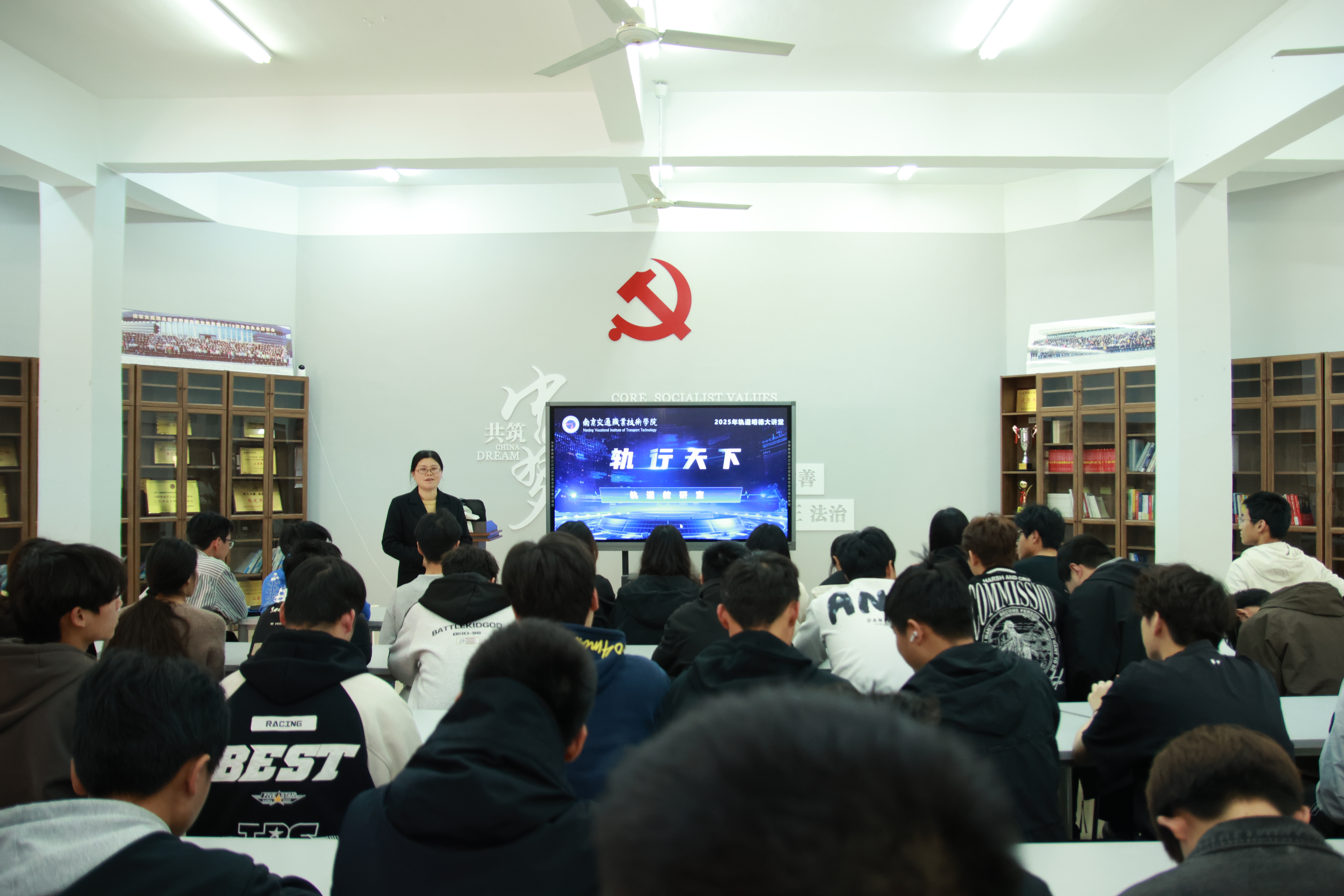 专任教师石玉香进社区明德讲堂.jpg