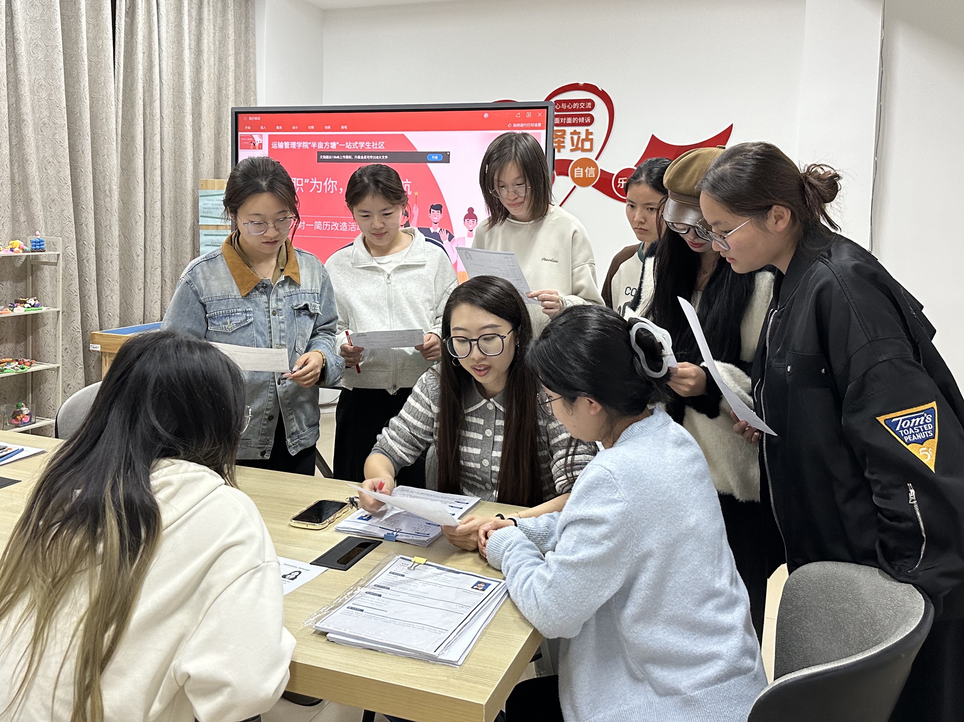 运输管理学院:开展一“职”为你,扬帆起航——一对一简历改造活动 (2).JPG 运输管理学院:开展一“职”为你,扬帆起航——一对一简历改造活动 (2).JPG