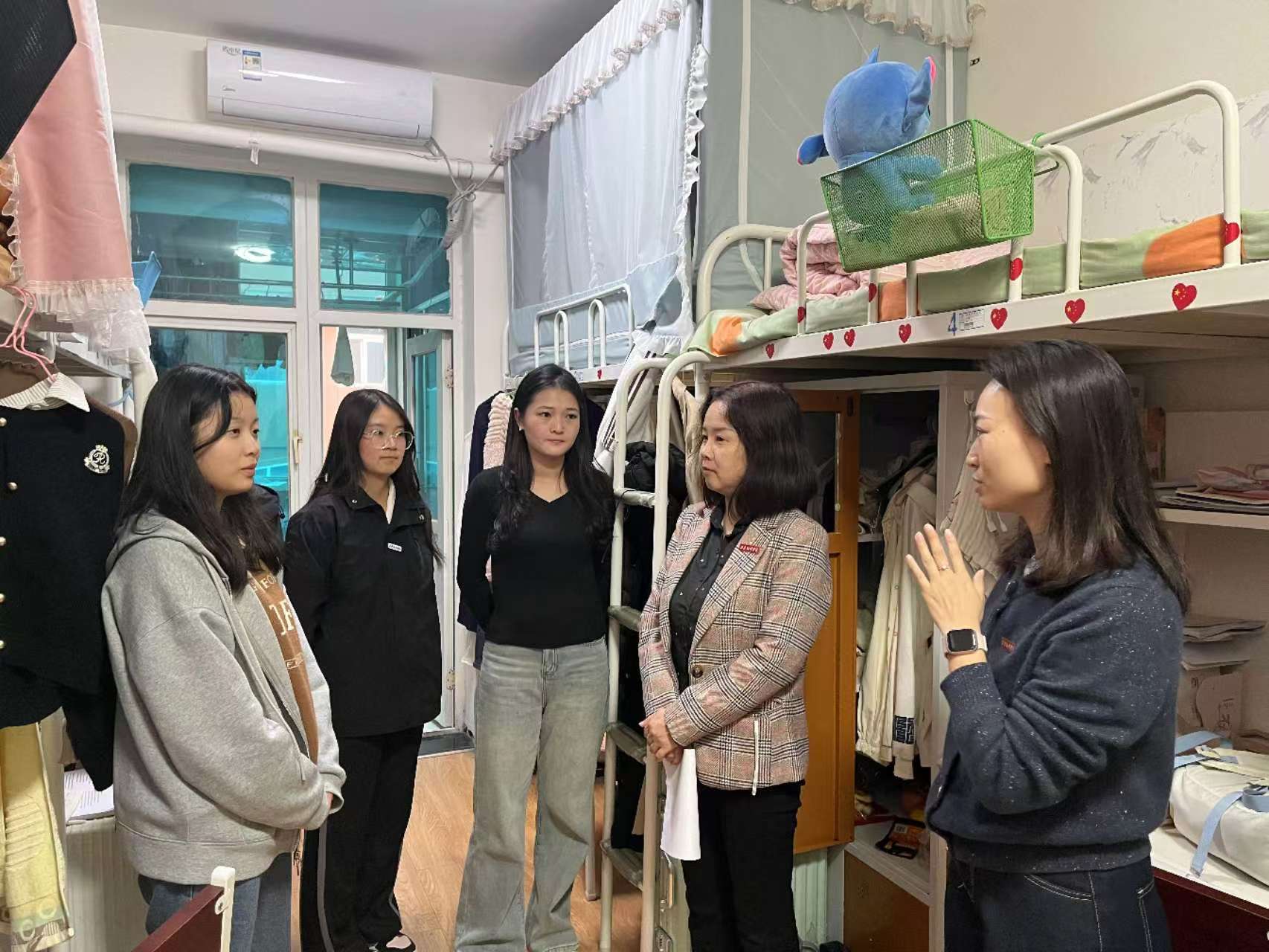 一站式学生社区党建工作｜启航关爱•树立师德标杆|信息工程学院党委组织开展党员教师深入学生宿舍联系活动