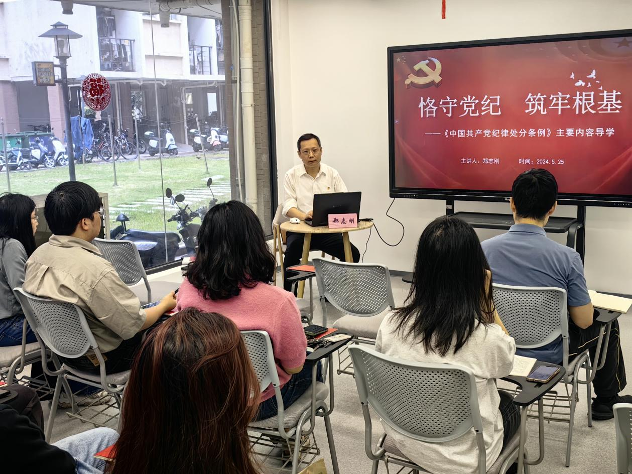 图1 社区党校宣讲团成员在社区上党课.png