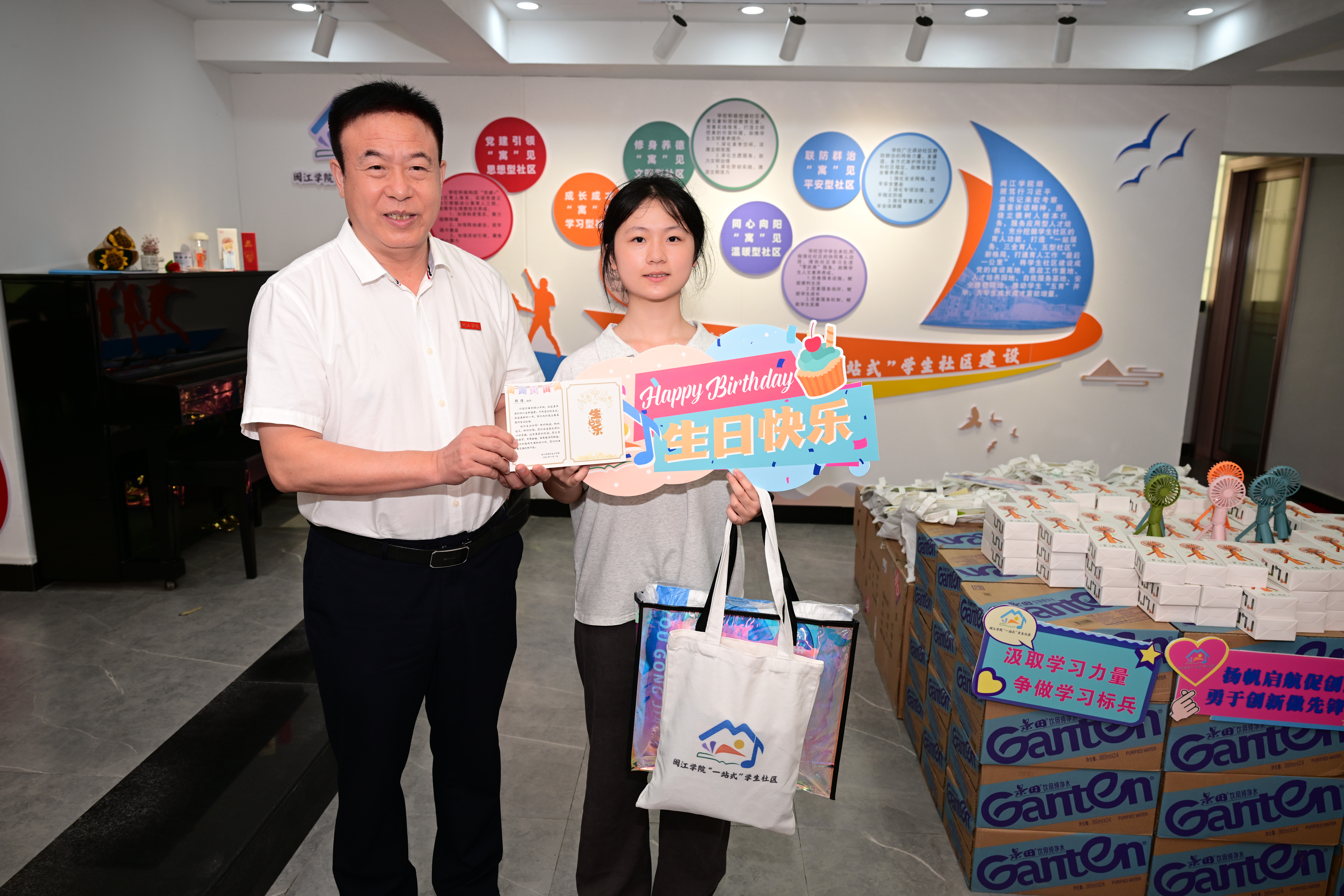 19.暖心启航入学季:迎新季为新生过生日.jpg 19.暖心启航入学季:迎新季为新生过生日.jpg