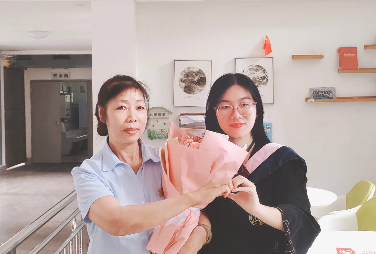 20.感恩远航毕业季:毕业生为楼卫送上一封信.jpg 20.感恩远航毕业季:毕业生为楼卫送上一封信.jpg