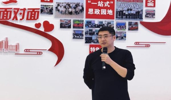 导师刘正为训练营学员做专题培训.jpg
