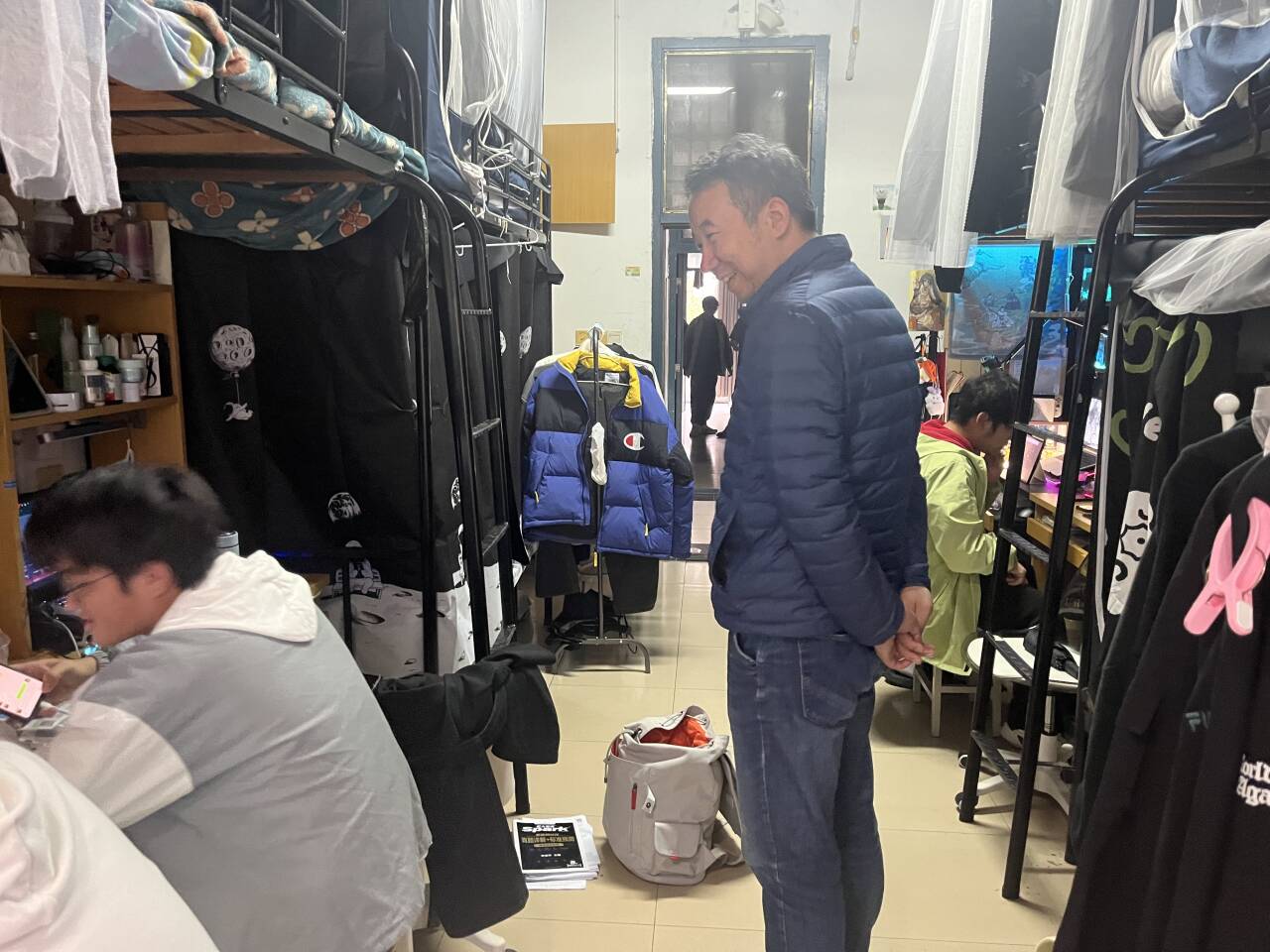 图3 赵岩荆院长与结对宿舍交流.jpg