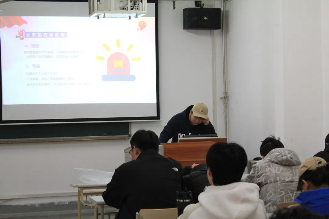 消防安全知识主题班会.jpg 消防安全知识主题班会.jpg