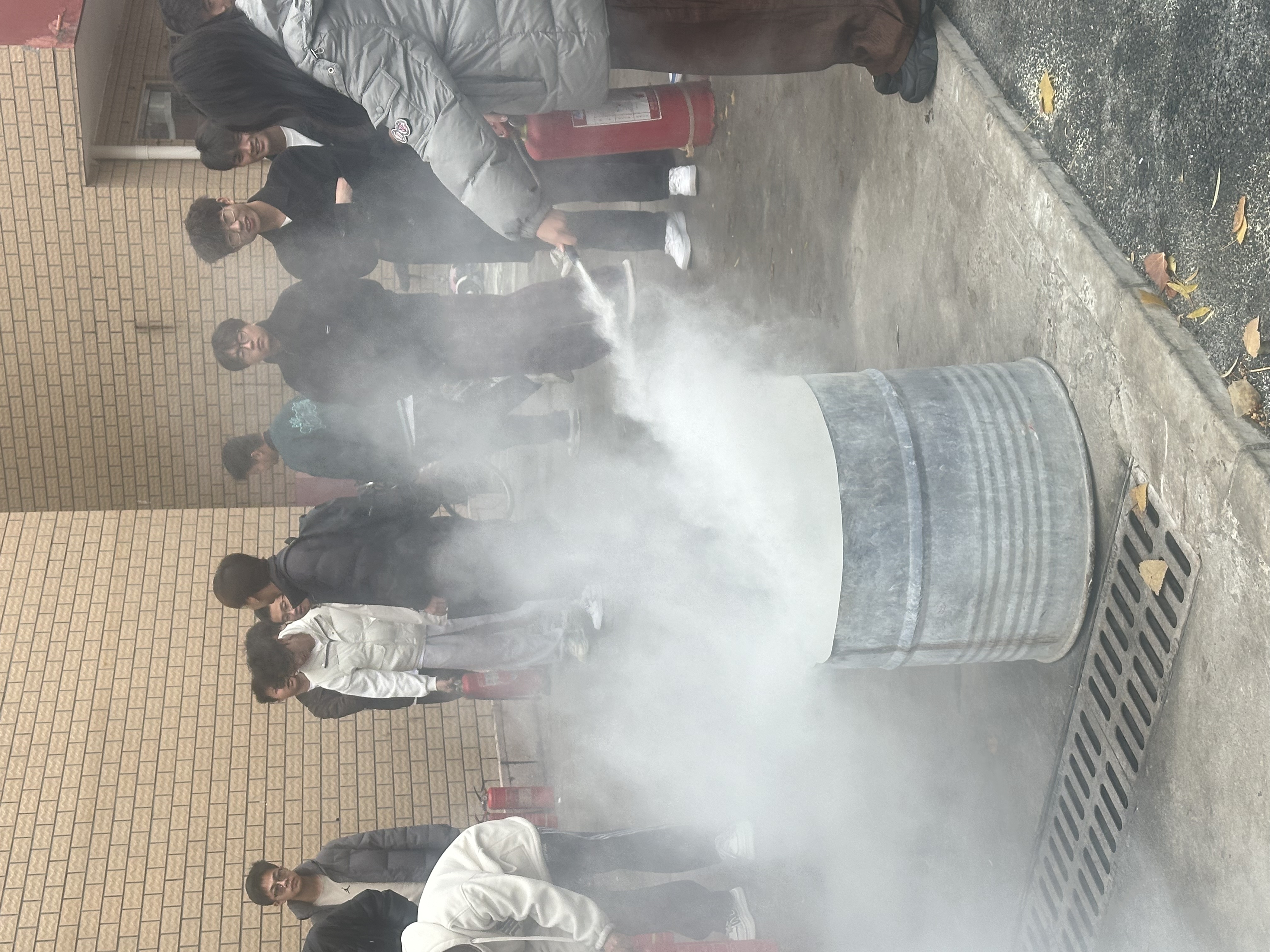 学生学习使用灭火器.jpg