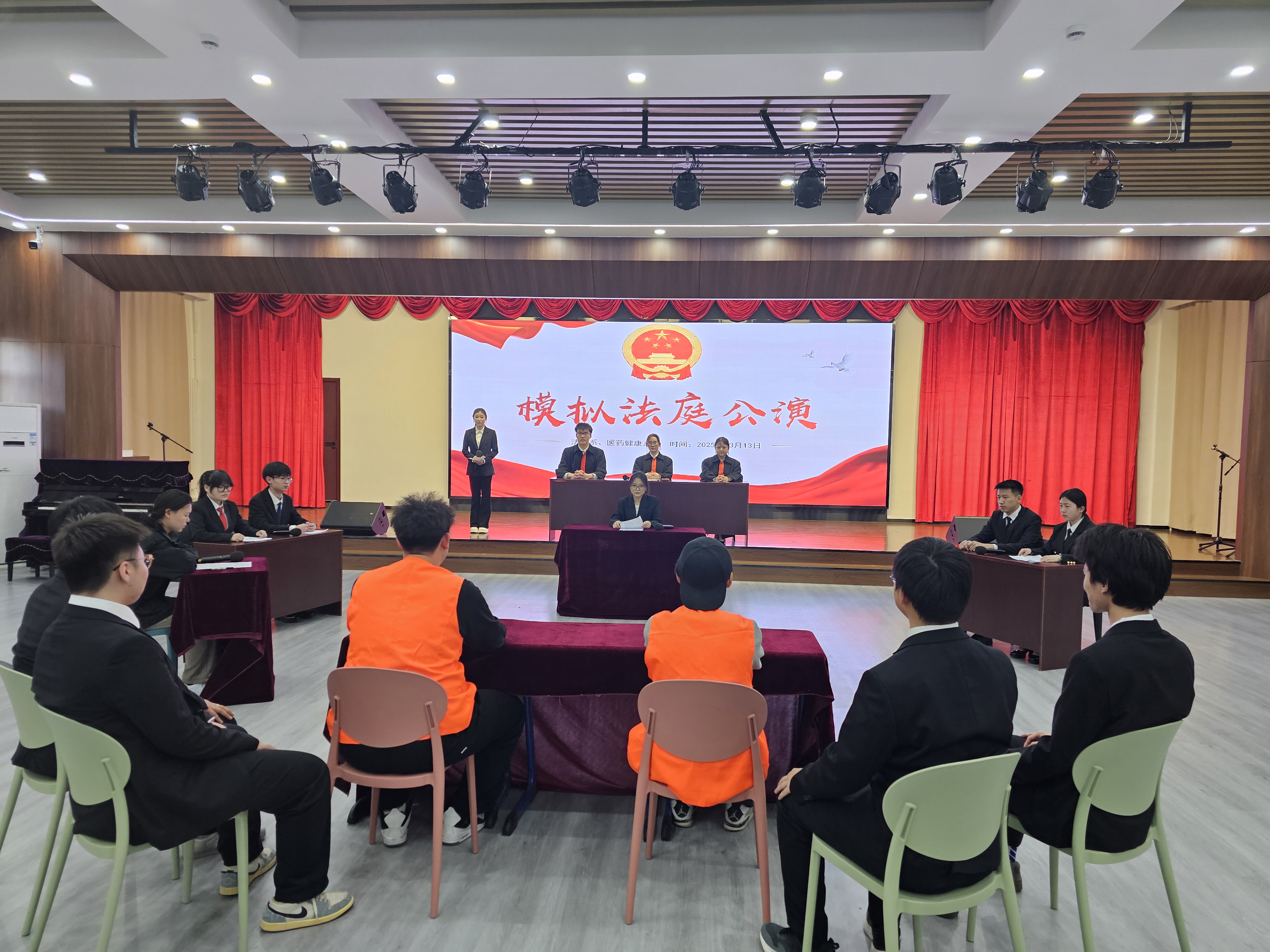 带领低年级学生模拟法庭公演.jpg