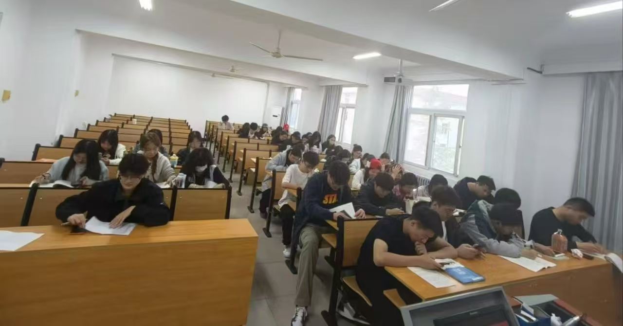 带领24级学生自发文晚自习活动.jpg