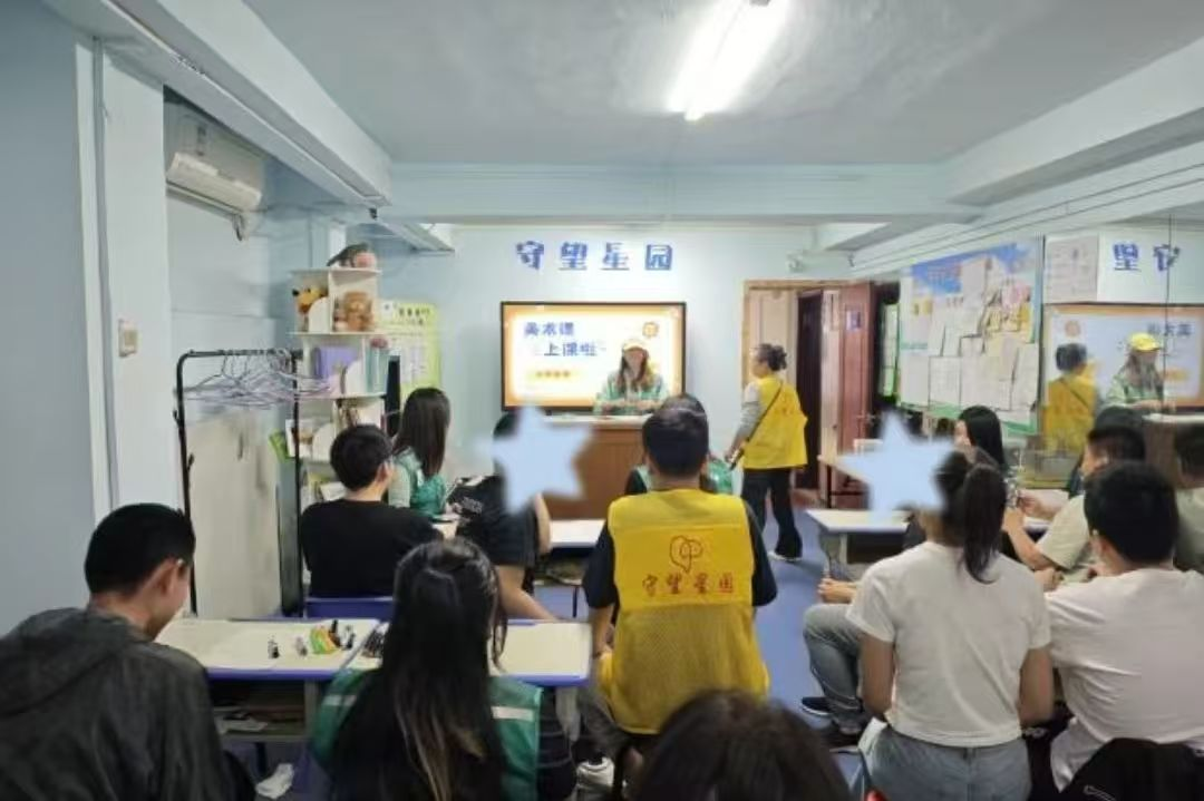 图10 交个“星”朋友-美术课活动现场.png