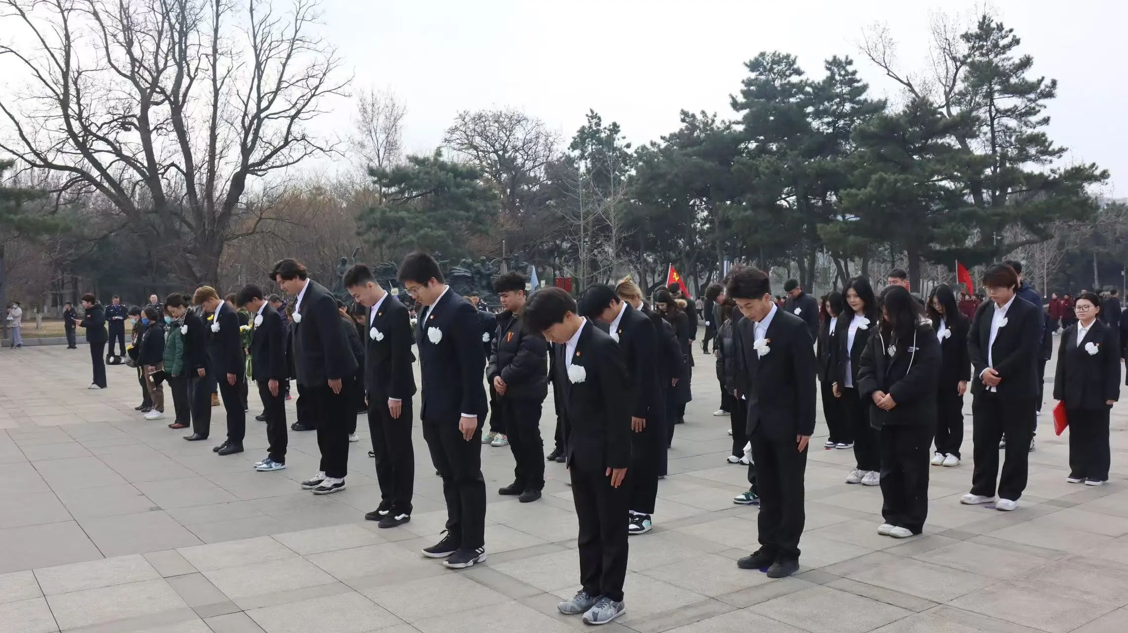 清明节祭扫抗美援朝烈士陵园活动3.jpg