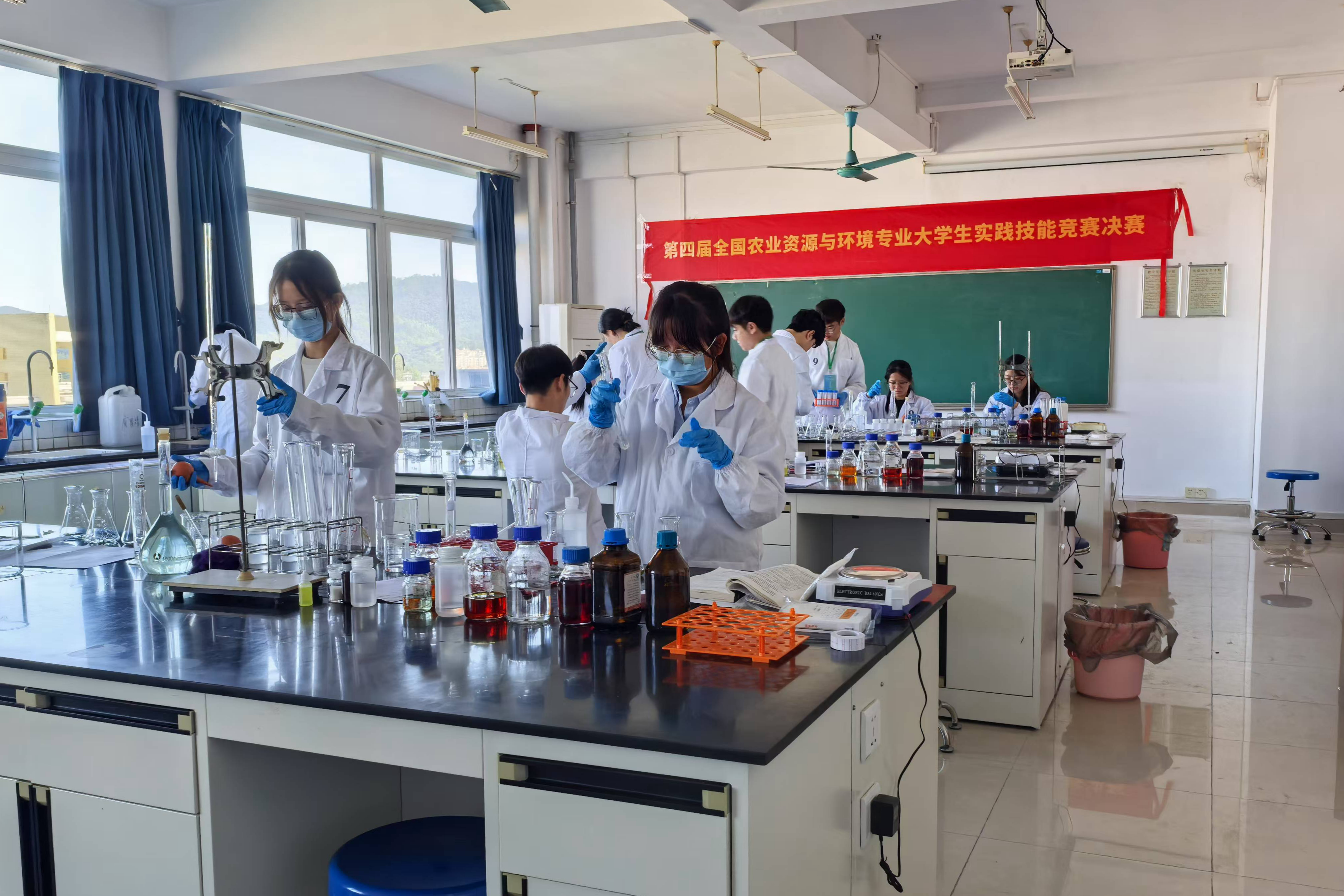 我校学子在第四届全国农业资源与环境专业大学生实践技能竞赛中再创佳绩.jpg 我校学子在第四届全国农业资源与环境专业大学生实践技能竞赛中再创佳绩.jpg