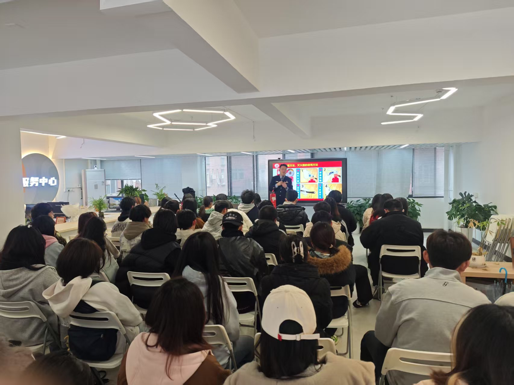 图6 防患于未‘燃’，消防安全讲座-讲述灭火器使用方法.png