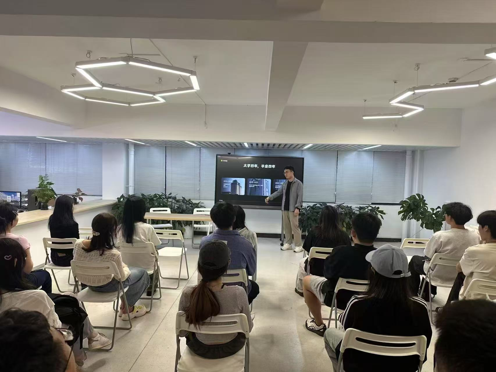 图1 职场设计师的实践与成长分享会-讲述大学和工作经历.png