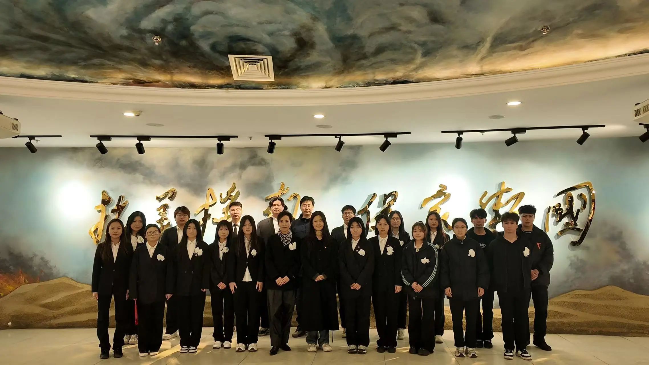清明节祭扫抗美援朝烈士陵园活动1.jpg