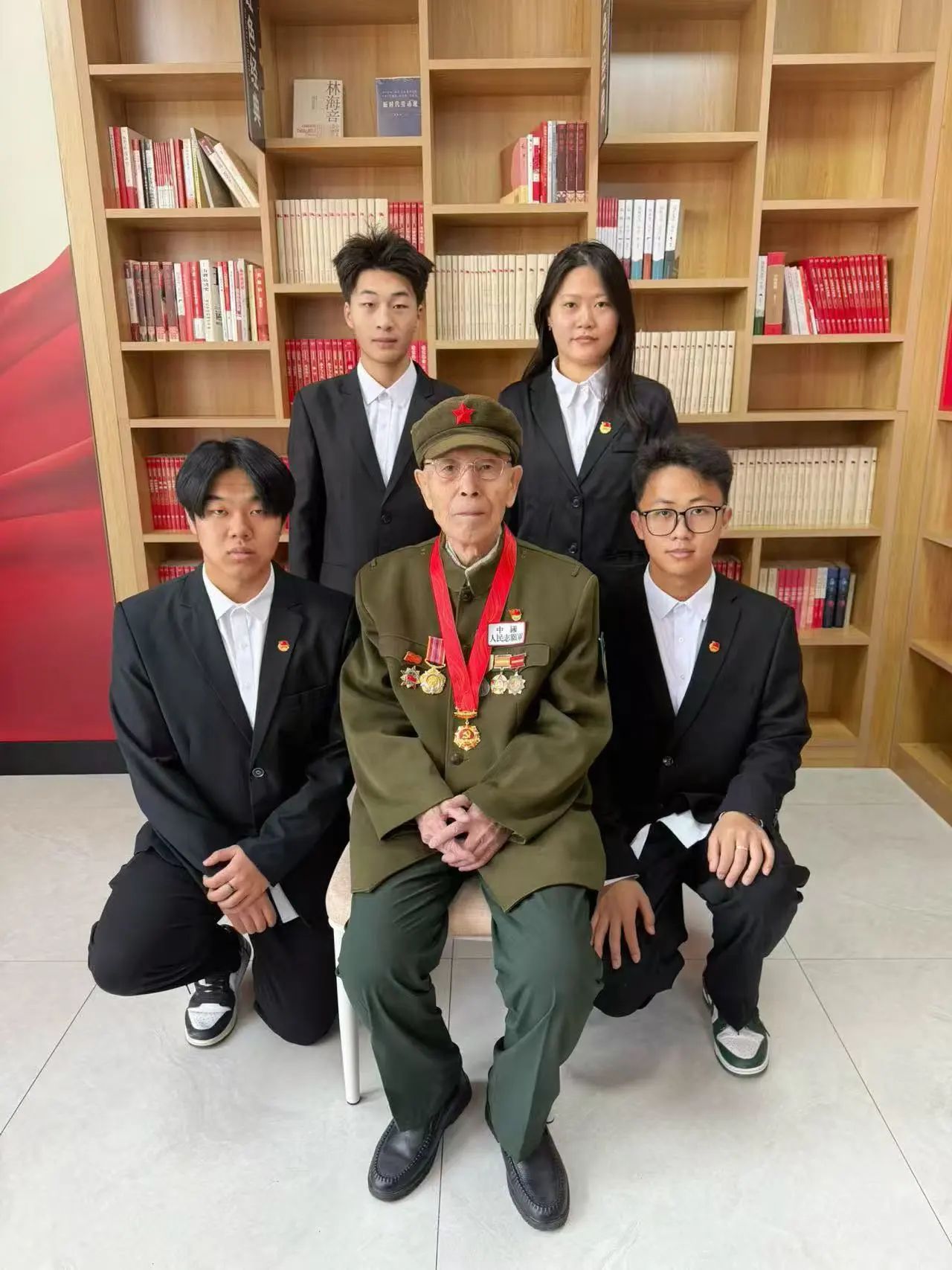 清明节祭扫抗美援朝烈士陵园活动5.jpg