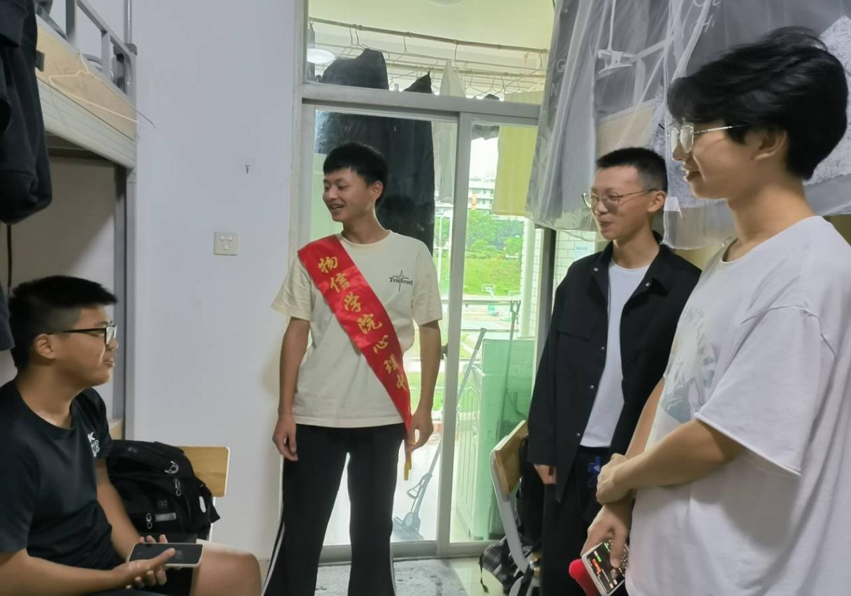图4 朋辈心理导师开展宿舍阳光走访.png