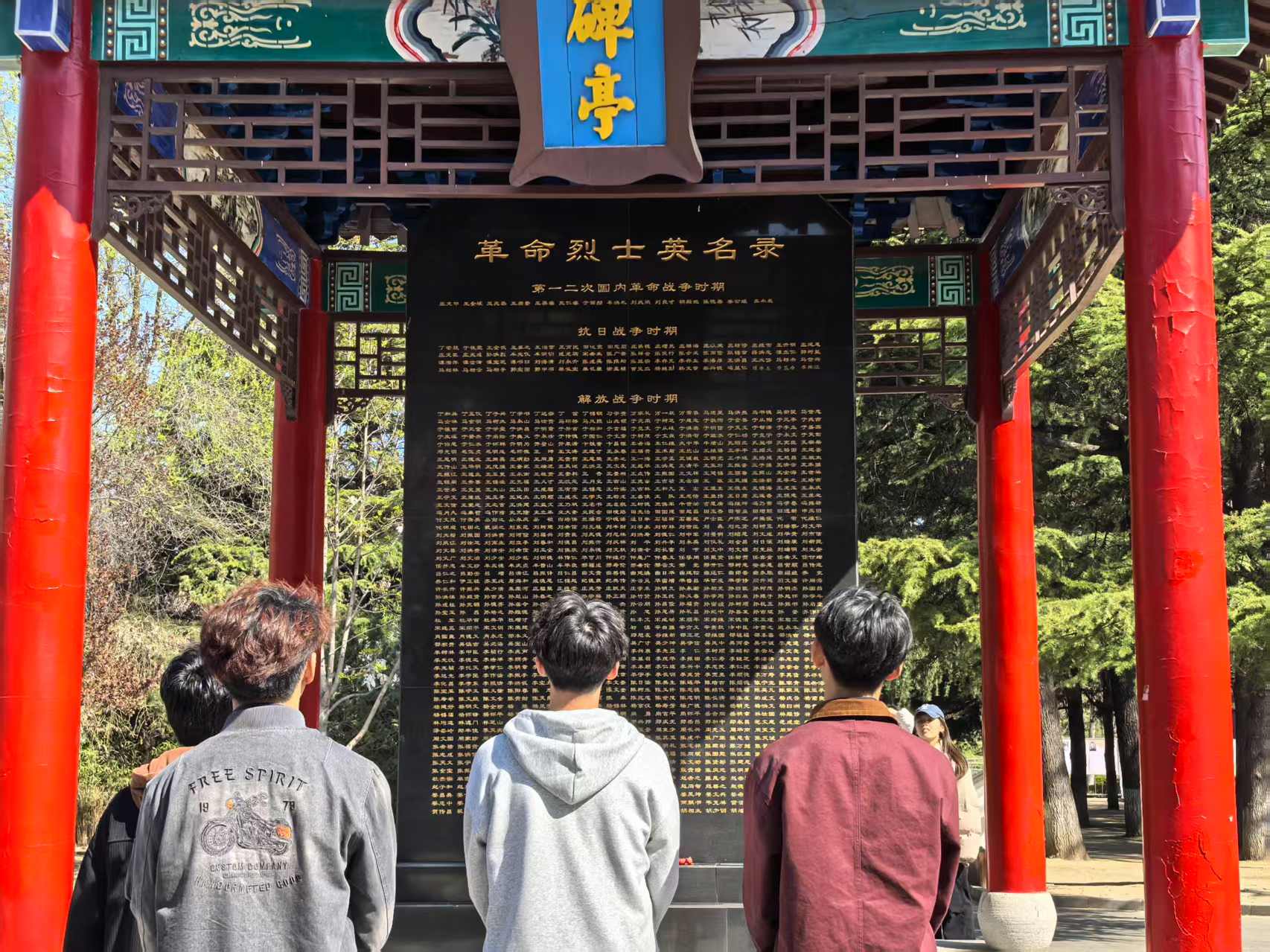 党旗引领铸忠魂 红色基因育新人3.jpg