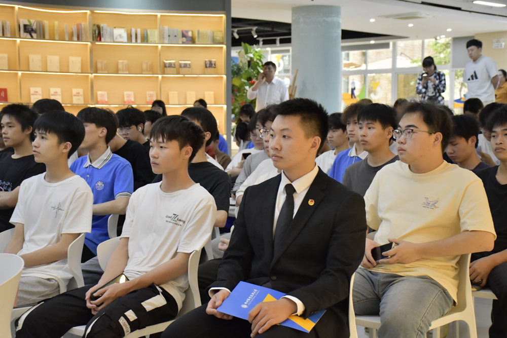 师生认真聆听讲座.jpg