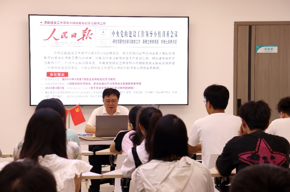 图1 10号楼楼宇总指导员、土木工程学院党委吴唐风书记给兼合党支部上党课.png