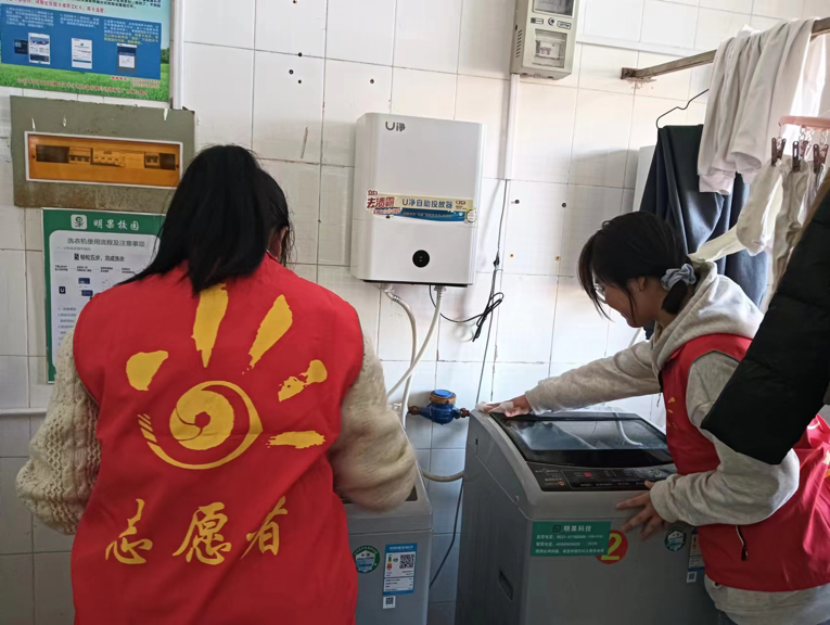 图3：学生志愿者主动清理社区洗衣机.png