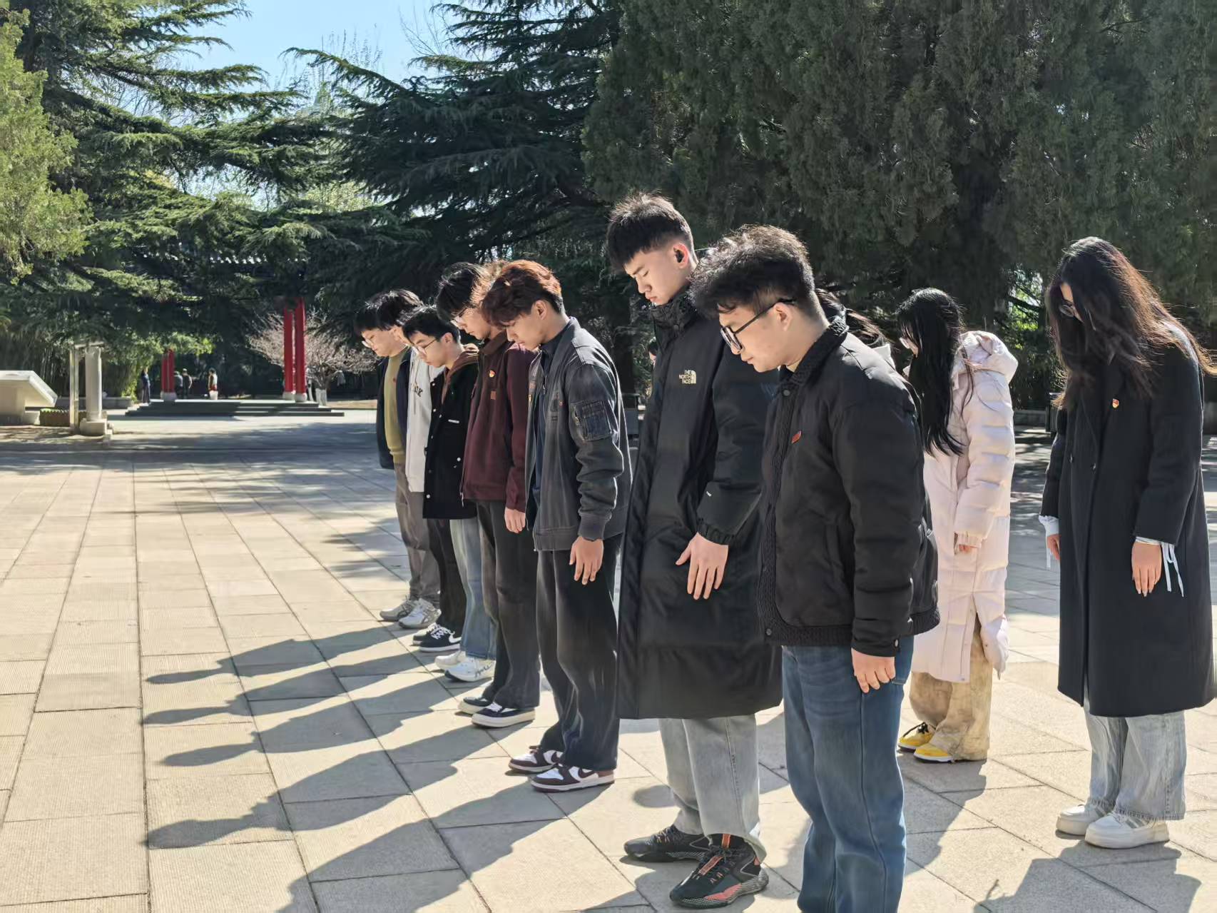 党旗引领铸忠魂 红色基因育新人6.jpg