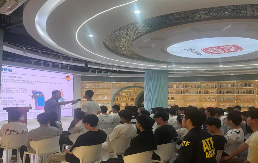 覃警官与学生互动.jpg 覃警官与学生互动.jpg