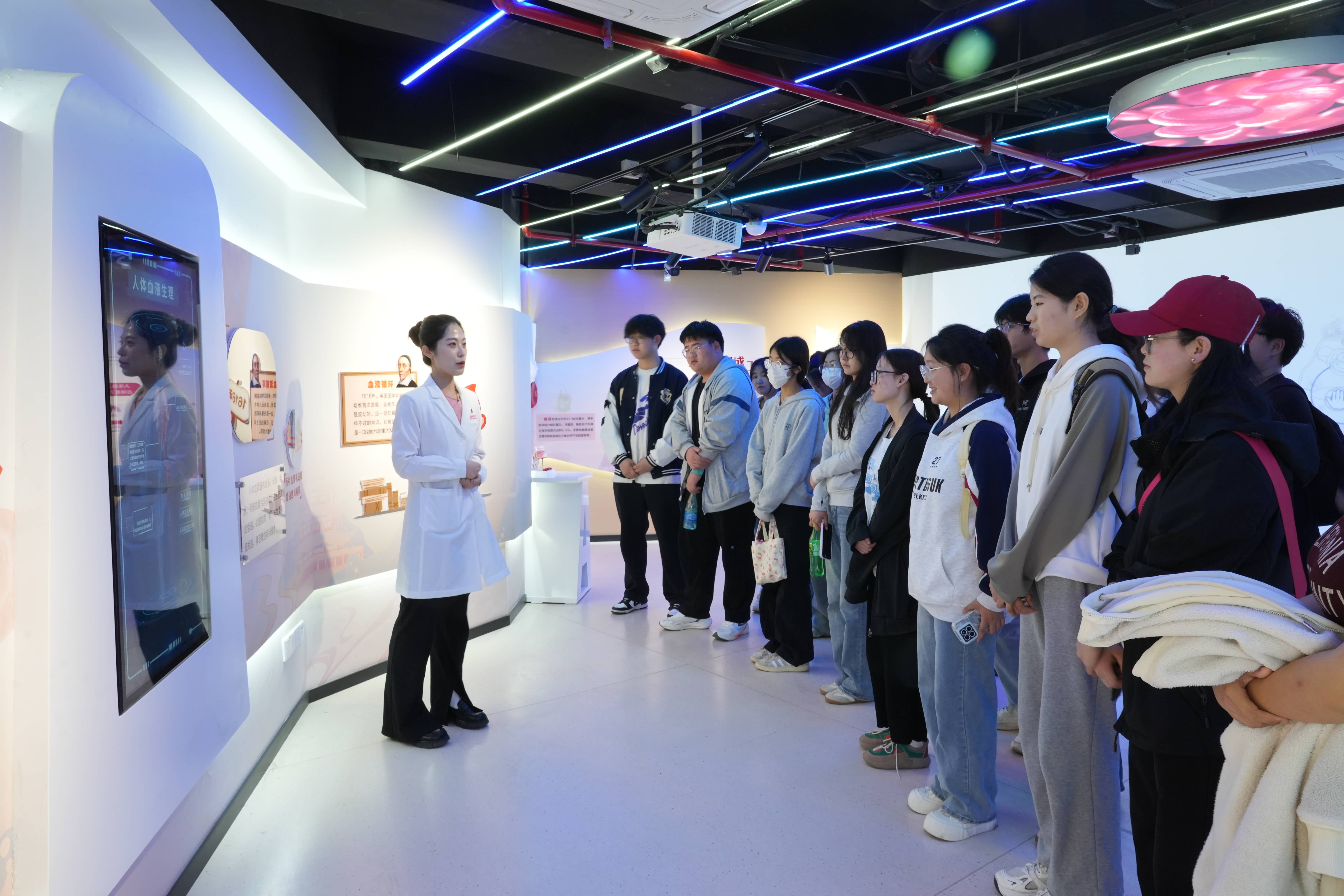 校团委组织开展校级“青马工程”开展无偿献血科普研学活动 (2).jpg