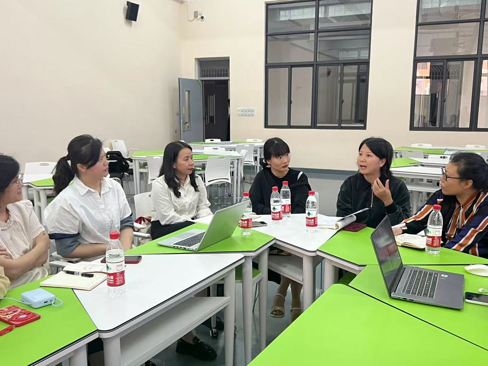参会老师认真探讨交流.jpg