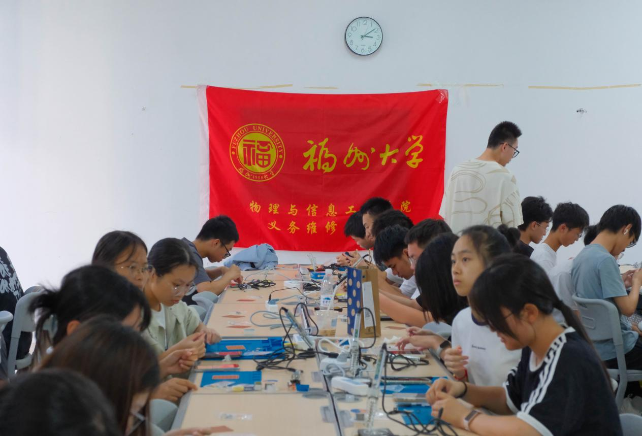 图6 义务维修队在社区开展业务指导培训.png