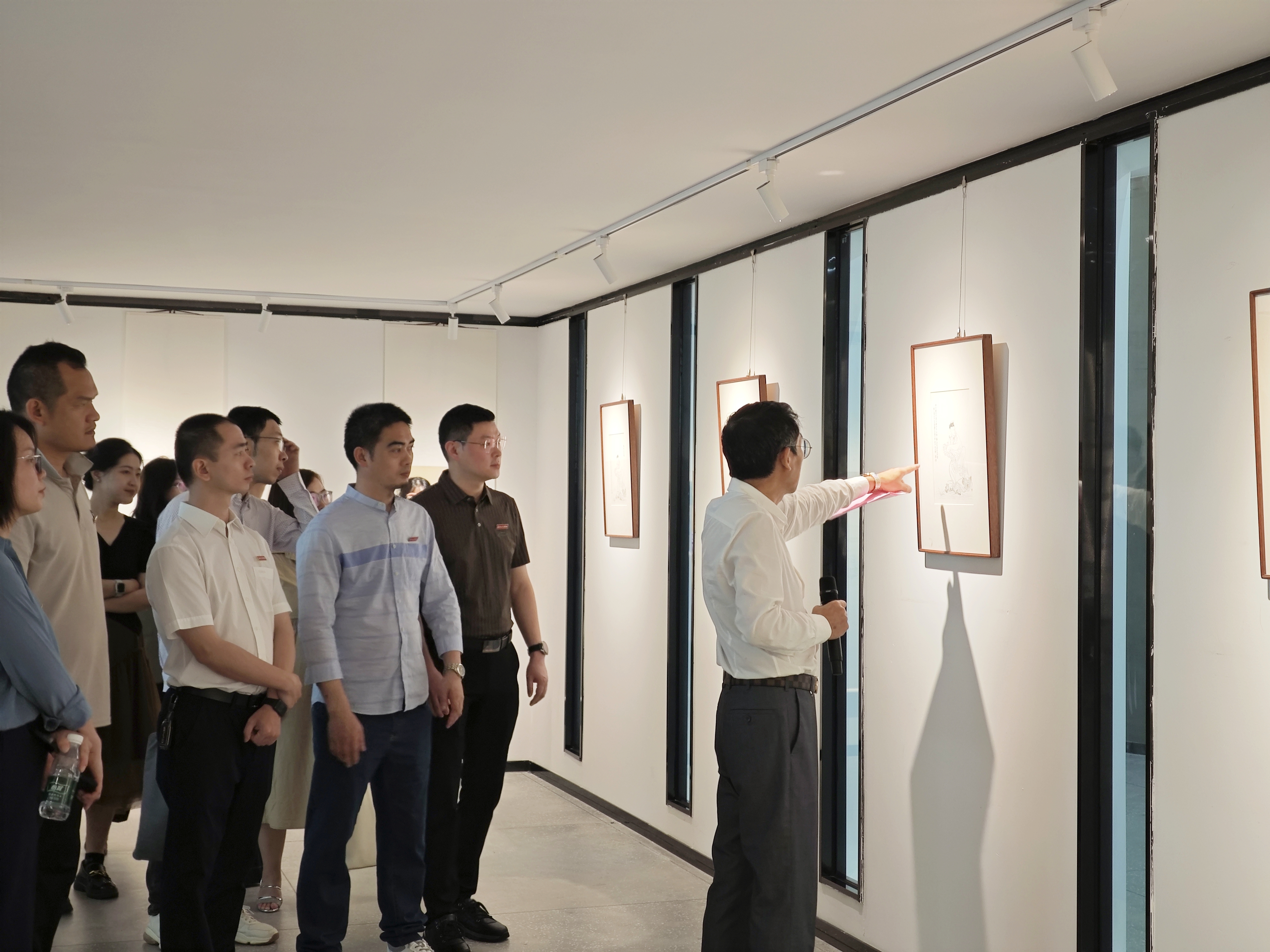 沉浸观展2.jpg 沉浸观展2.jpg