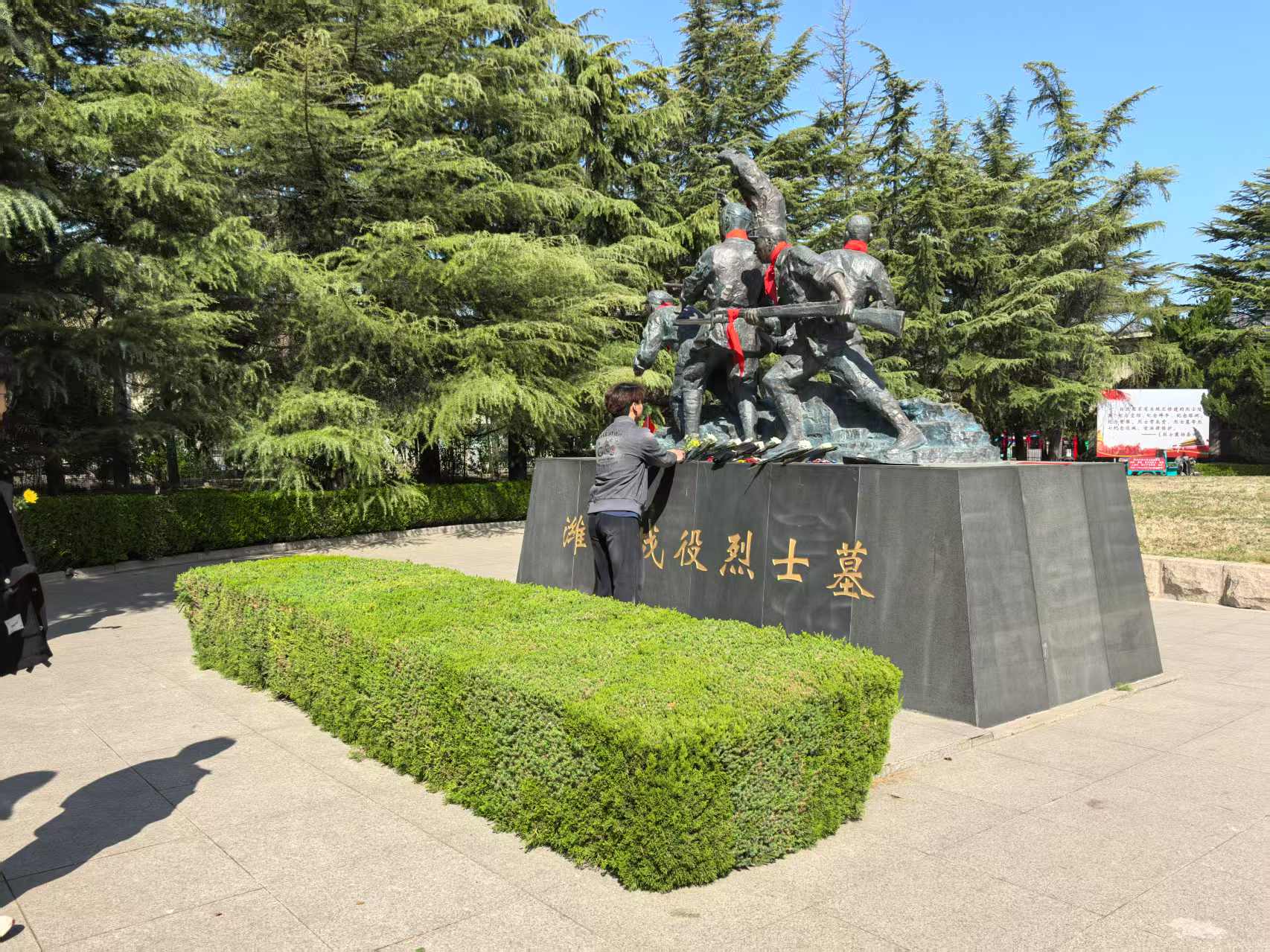 党旗引领铸忠魂 红色基因育新人.jpg