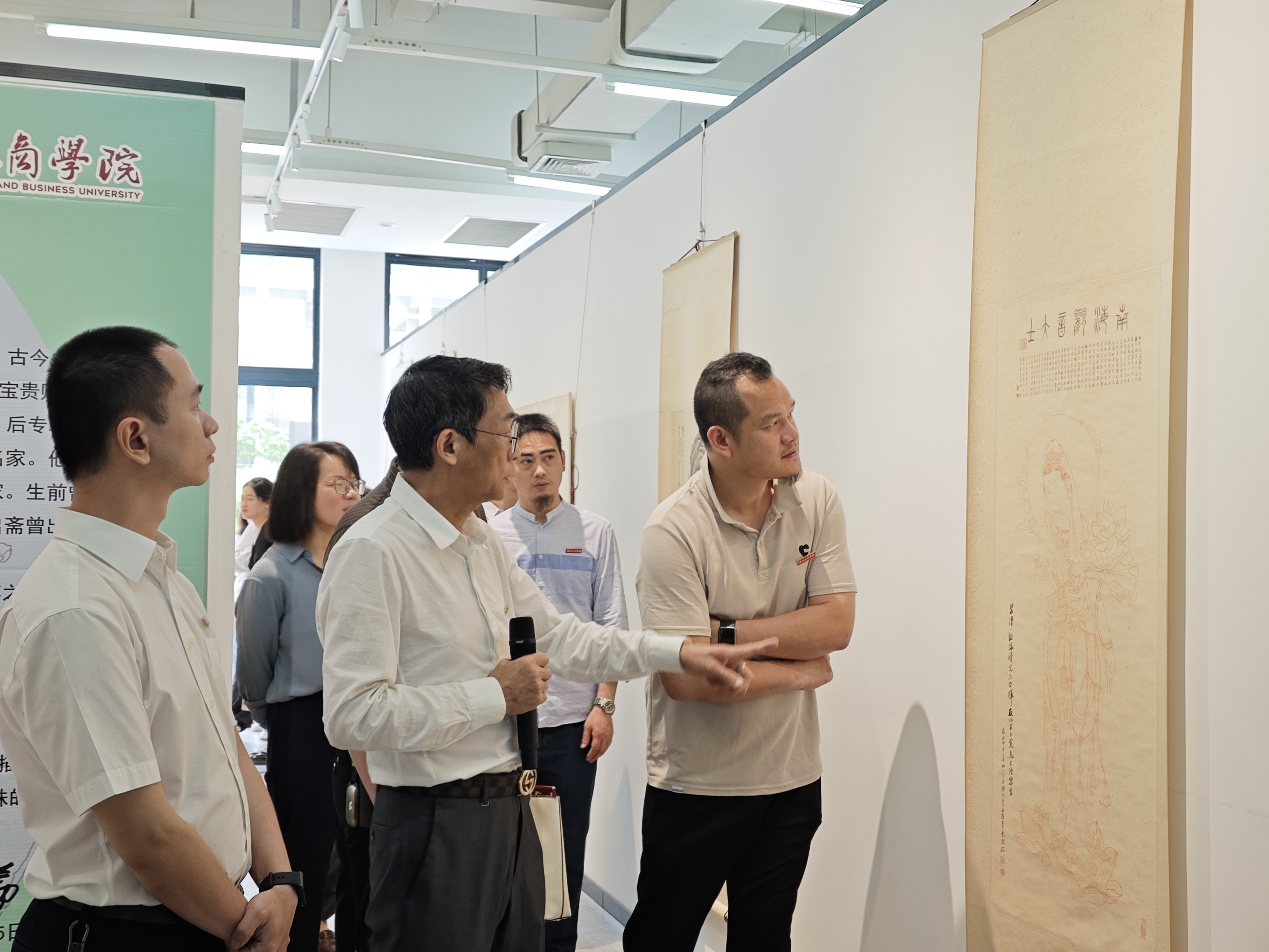 沉浸观展1.jpg 沉浸观展1.jpg