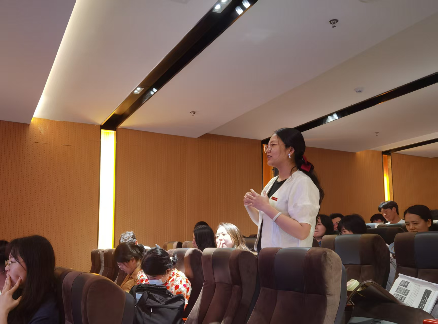 教师代表王烨烨提问.jpg