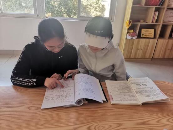 图5 学生党员在“一站式”共享活动室进行学业帮扶_爱奇艺.jpg