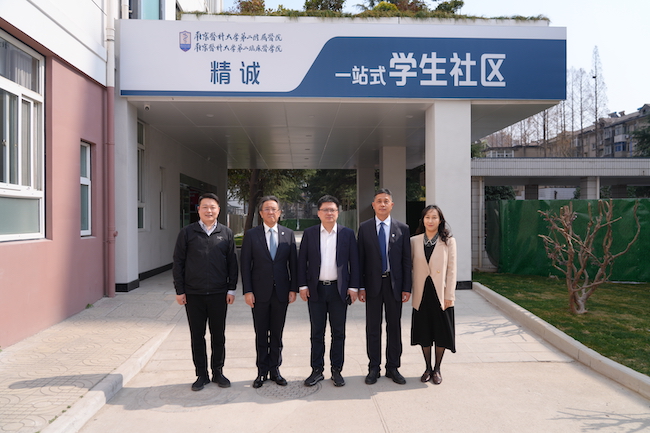 胡志斌校长调研学生社区2.jpg