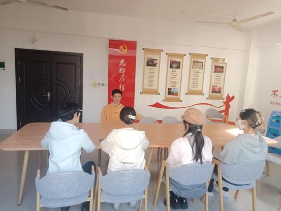 图6 研究生党员在“一站式”共享活动室进行考研模拟面试帮扶_爱奇艺.jpg