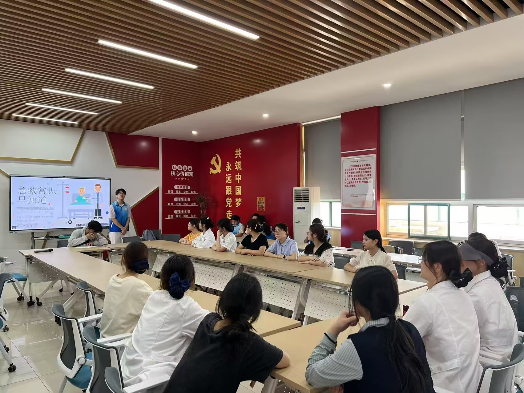 急救星火,点亮生命之光——护理学院开展大学生志愿服务活动2.jpg 急救星火,点亮生命之光——护理学院开展大学生志愿服务活动2.jpg