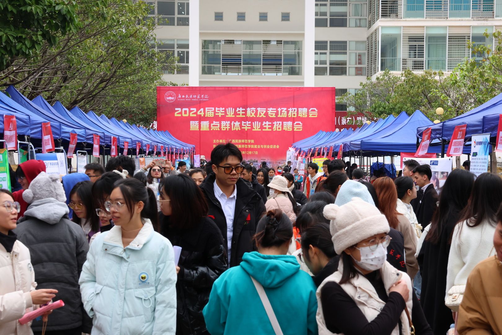 招聘会现场.jpg 招聘会现场.jpg