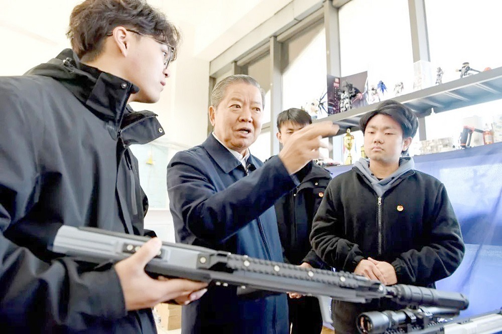 校长袁亮院士视察学生创办企业并指导.png 校长袁亮院士视察学生创办企业并指导.png