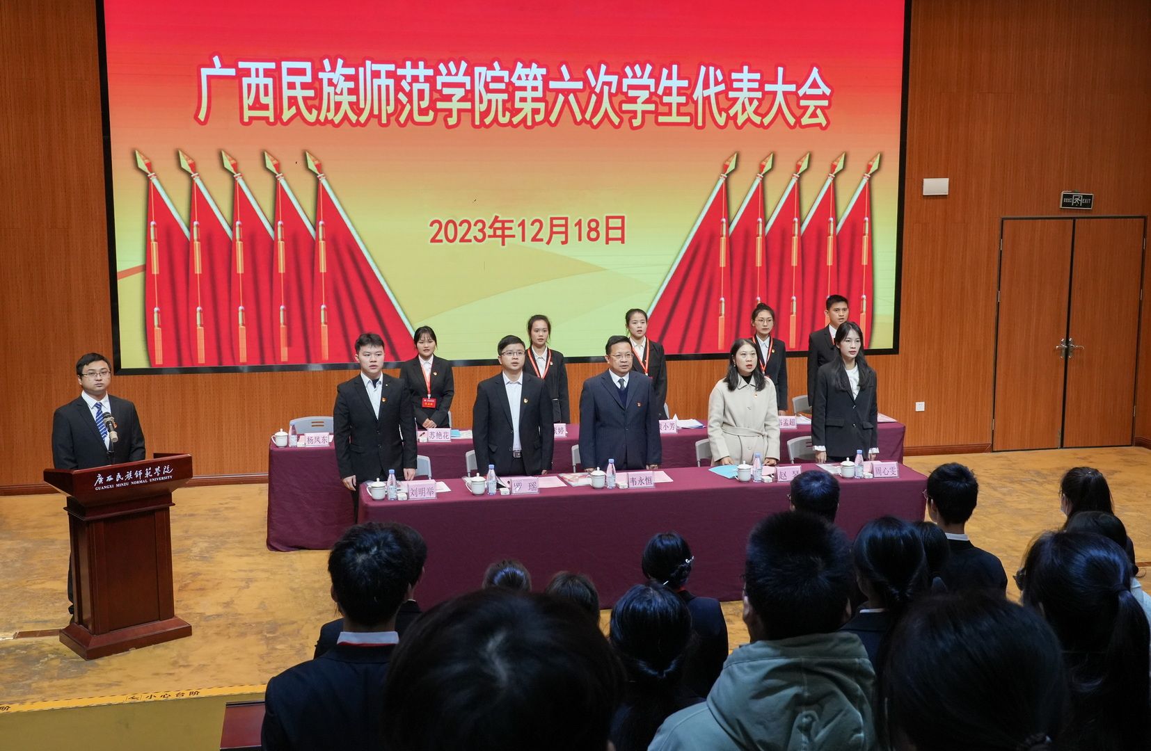 奏唱国歌.jpg
