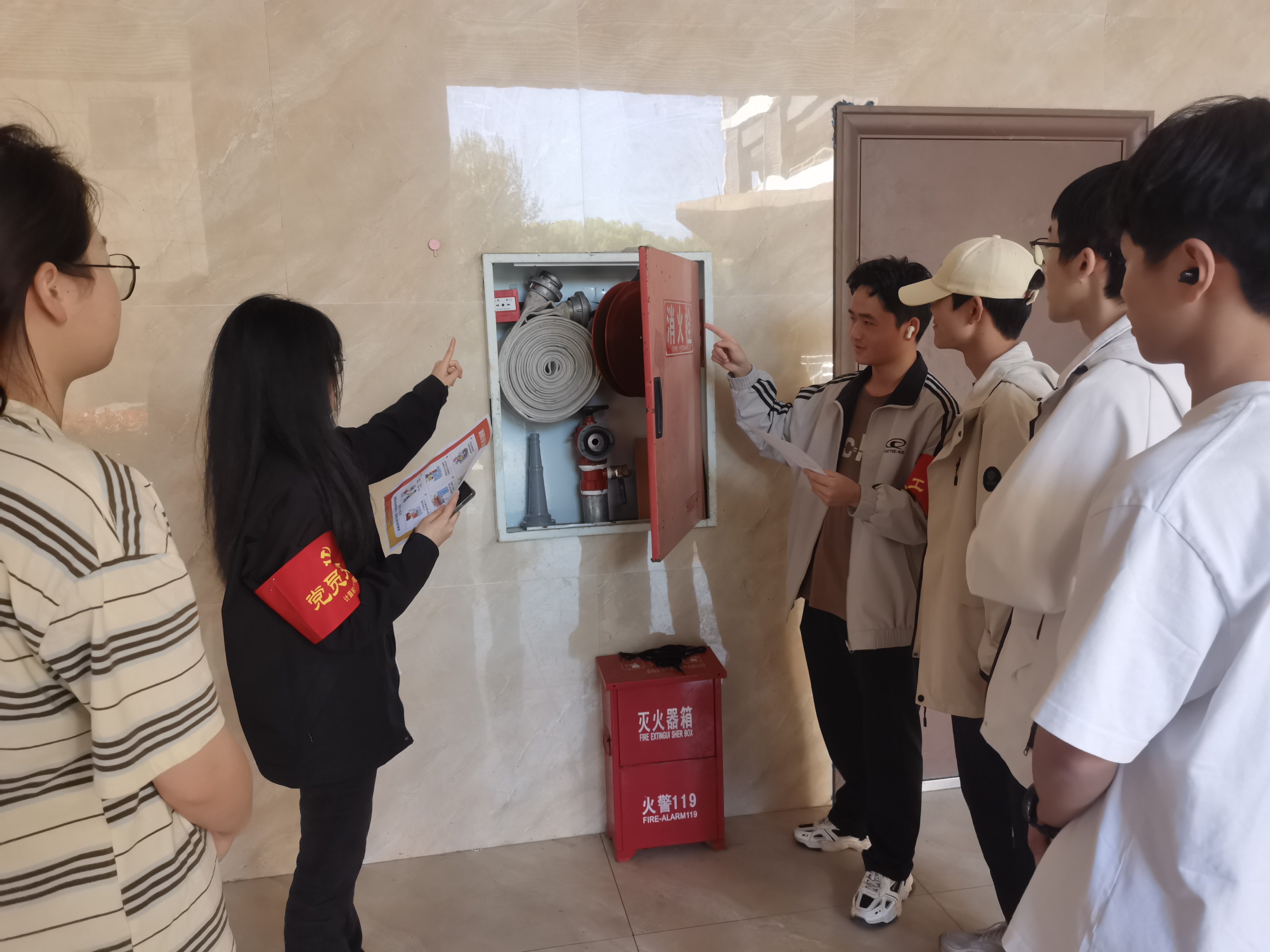 楼栋党员讲解消防知识.jpg