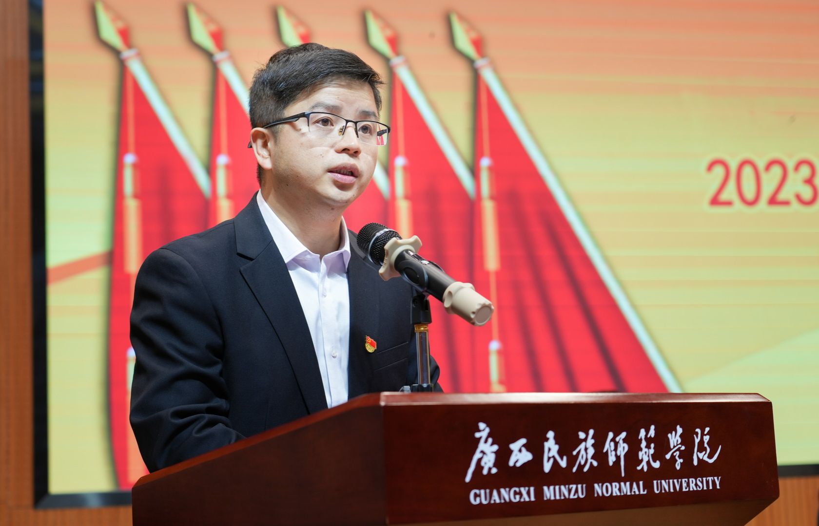 校团委副书记罗瑶总结上一年学生会工作.jpg