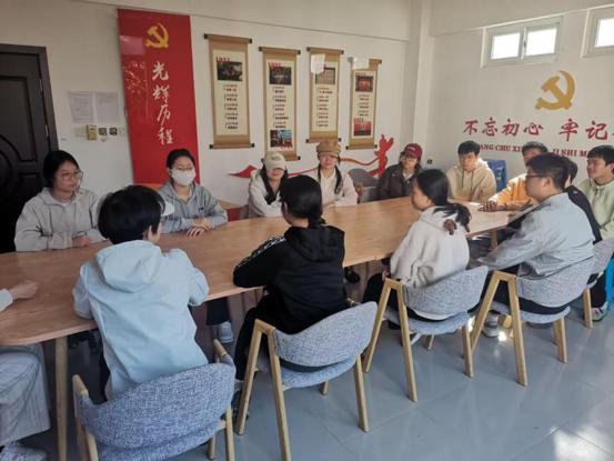 图7 在“一站式”共享活动室开展党员“榜样面对面”活动_爱奇艺.jpg